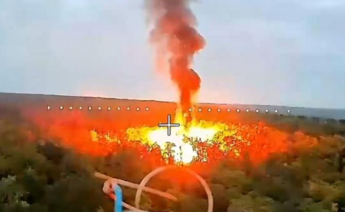 На фото: ударные БПЛА группировки «Восток» уничтожили САУ «Богдана», БМ-21 «Град» и склад боеприпасов ВСУ в Запорожской области.