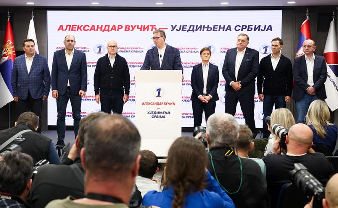 На фото: бывший президент Сербии Александр Вучич (в центре)