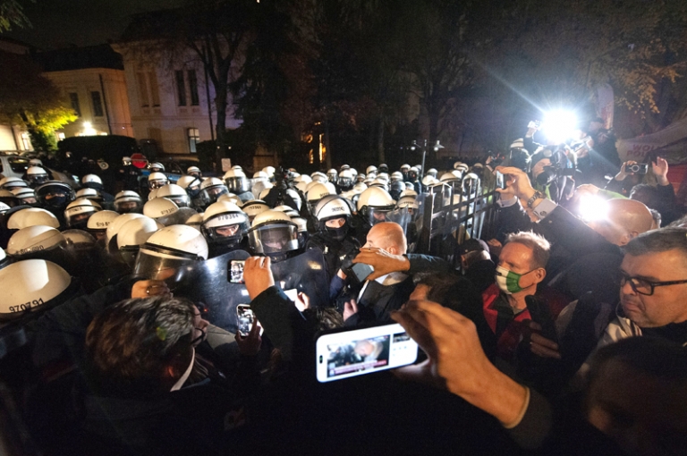 На фото: полиция была развернута у здания Конституционного трибунала после того, как судья Анна Корвин-Пиотровска, избранная парламентом в марте 2026 года, издала приказ о приостановлении полномочий председателя трибунала Богдана Свечковского и вице-председателя Бартоломея Соханского на один месяц.