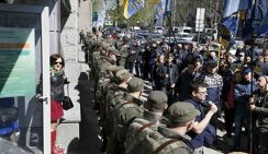 В Киеве Нацгвардия охраняет Сбербанк от активистов