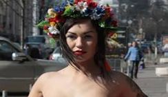 Обнаженная активистка Femen своеобразно поучаствовала в крестном ходе