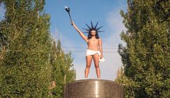 «Шоколадная независимость»: голая активистка Femen в Киеве швырялась конфетами с постамента памятника Ленину