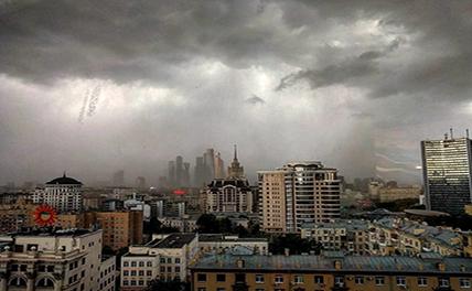 Ураган в Москве повалил башенный кран