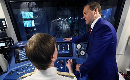 Медведев спустился в метро Санкт-Петербурга