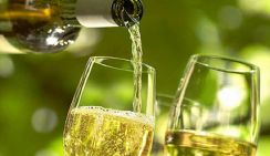Белое вино провоцирует рак у мужчин