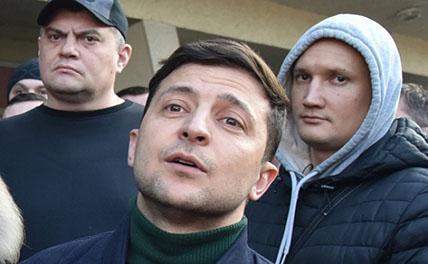 На Зеленского высыпали белый порошок и обвинили в наркомании. Видео