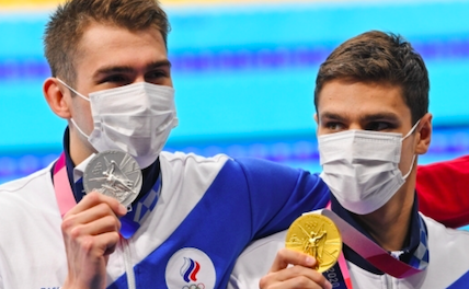 Обошли США впервые за 25 лет. Российские пловцы выиграли золото в Токио