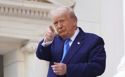 Трамп потребовал разъяснений слов Медведева о ядерной помощи Ирану