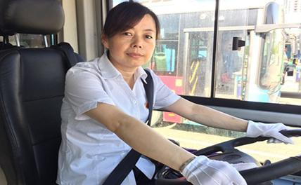 Водительница автобуса получила 100 тыс. юаней за спасение пассажиров
