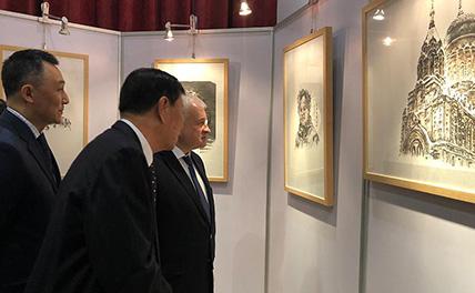 В Пекине открылась выставка Фэн Ишу картин «Дружба в новую эпоху»