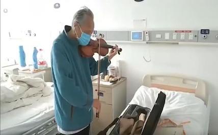 В Китае пациент с коронавирусом сыграл на скрипке в знак благодарности медперсоналу