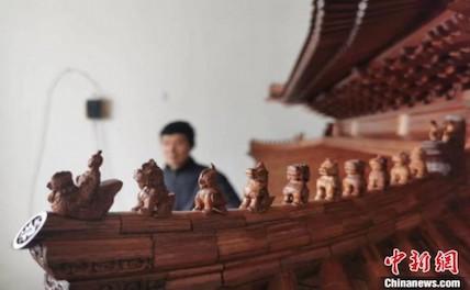 Китайский плотник создал модель древнего здания без гвоздей