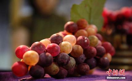 Девочка изготавливает реалистичные виноградные грозди из стекла