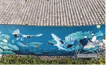 Китайский живописец украшает свою деревню граффити