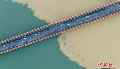 Двухцветная река Ханьцзян в провинции Хубэй