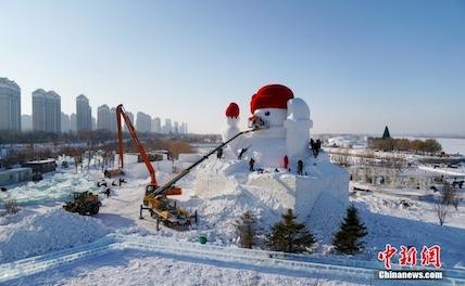 В Харбине лепят 20-метрового снеговика