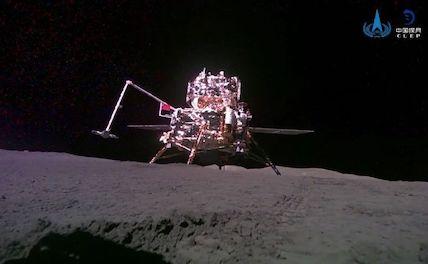 «Чанъэ-6» развернул флаг Китая на обратной стороне Луны