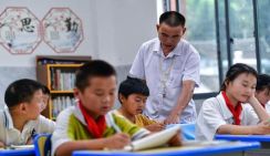 Правительство Китая намерено нанять 7000 учителей-пенсионеров для работы в сельских районах