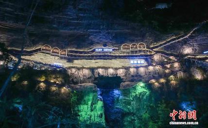 Книжный магазин на скале в Гуанси стал туристическим хитом