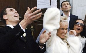 На фото: актер Дмитрий Дюжев с супругой Татьяной Зайцевой после церемонии бракосочетания