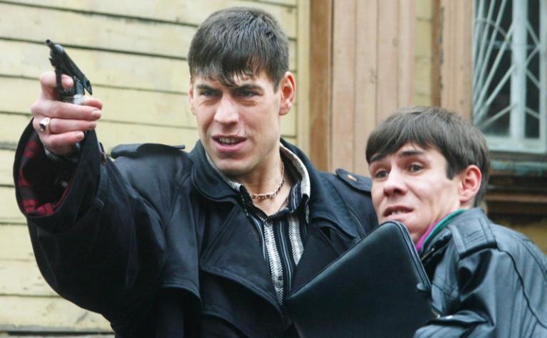 На фото: актеры Дмитрий Дюжев и Алексей Панин (слева направо) на съемках фильма "Жмурки" режиссера Алексея Балабанова