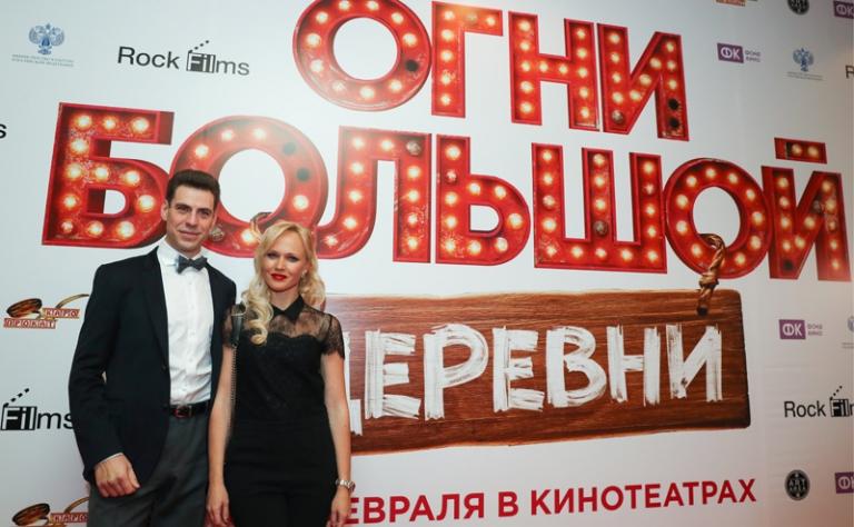 На фото: актер Дмитрий Дюжев с супругой Татьяной на премьере фильма "Огни большой деревни" режиссера Ильи Учителя