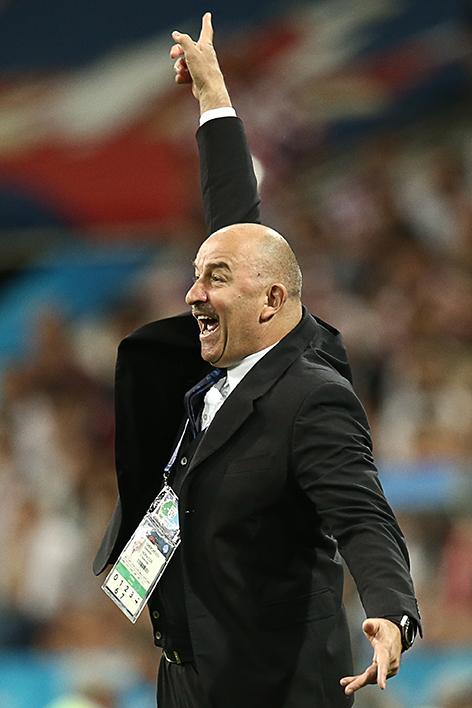 На фото: главный тренер сборной России по футболу Станислав Черчесов на матче 1/4 финала чемпионата мира по футболу - 2018 между сборными командами России и Хорватии.