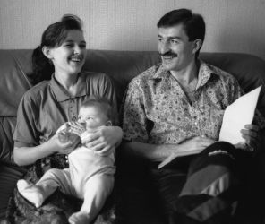 На фото: Станислав Черчесов с женой и дочкой, 1991 год.
