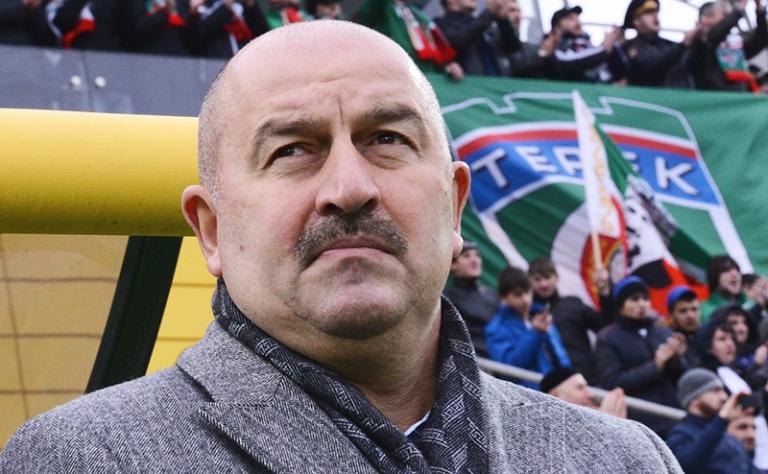 На фото: тренер "Терека" Станислав Черчесов во время матча чемпионата России по футболу: "Терек" (Грозный) – "Зенит" (Санкт-Петербург).