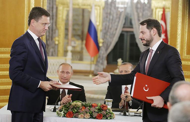 На фото: президент РФ Владимир Путин и президент Турции Реджеп Тайип Эрдоган (слева направо на дальнем плане) на церемонии подписания межправительственного соглашения по проекту газопровода "Турецкий поток". Слева - министр энергетики РФ Александр Новак; справа - министр энергетики и природных ресурсов Турции Берат Албайрак