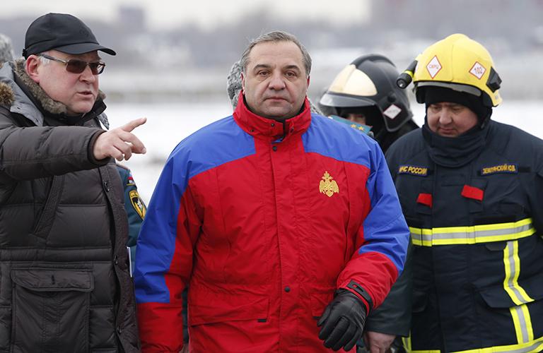 На фото: глава МЧС РФ Владимир Пучков (в центре) на месте крушения пассажирского самолета Boeing 737-800 авиакомпании Flydubai, 2016