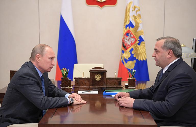 На фото: президент РФ Владимир Путин и глава МЧС РФ Владимир Пучков (слева направо) во время встречи в резиденции Ново-Огарево, 2017