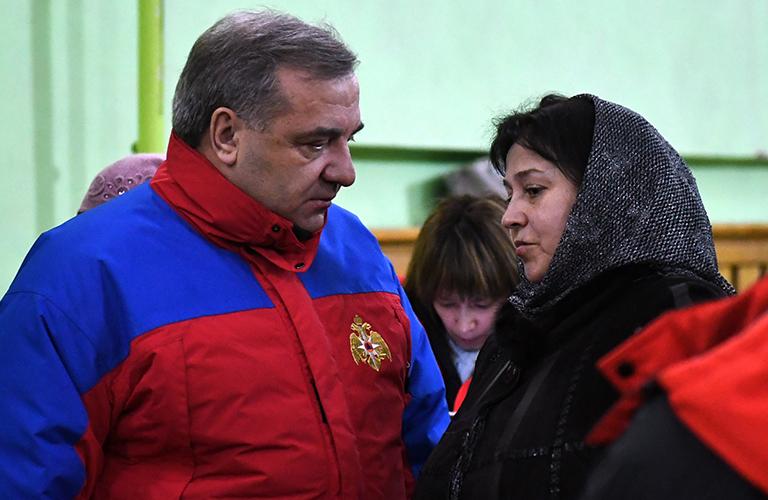 На фото: глава МЧС РФ Владимир Пучков и родственники пропавших детей при пожаре в торгово-развлекательном центре "Зимняя вишня" на проспекте Ленина