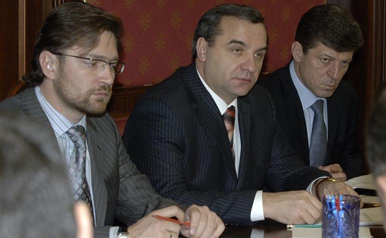 На фото: руководитель Федерального агентства по энергетике Дмитрий Аханов, статс-секретарь - заместитель министра РФ по ЧС и ликвидации последствий стихийных бедствий Владимир Пучков и министр регионального развития РФ Дмитрий Козак (слева направо) на совещании по вопросу преодоления ЧС в Камчатском крае, 2007