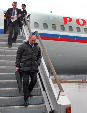 На фото: президент России Владимир Путин (на первом плане) и сотрудник ФСБ Евгений Зиничев (на втором плане) во время рабочей поездки главы российского государства в Ивановскую область, ноябрь 2010 года.