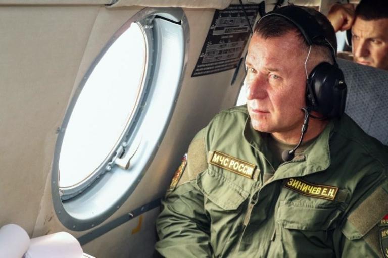 На фото: глава МЧС Евгений Зиничев оценивает ситуацию с лесными пожарами на пострадавших территориях Якутии, 13 августа 2021 года.