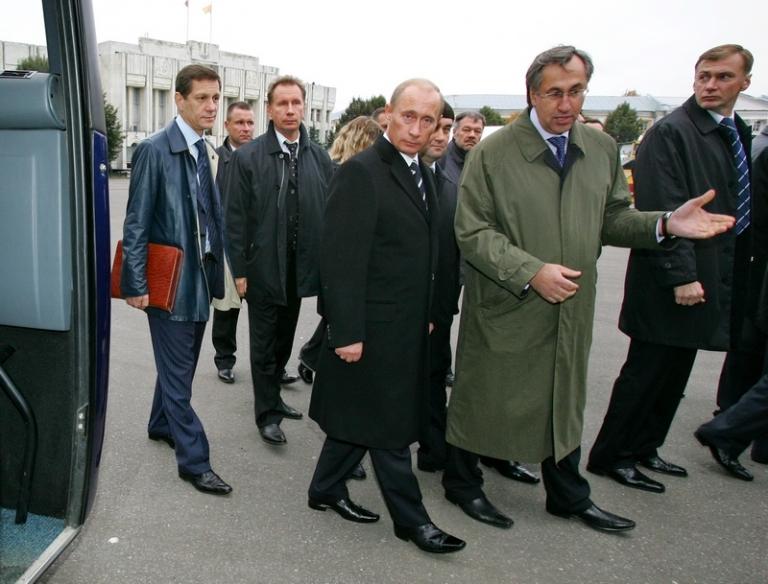 На фото: президент России Владимир Путин (слева на первом плане), вице-премьер РФ Александр Жуков, начальник личной охраны президента РФ, генерал-полковник Виктор Золотов (слева направо на втором плане) и сотрудник ФСБ Евгений Зиничев (слева на дальнем плане) во время рабочей поездки главы российского государства в Ярославскую область. Бывший руководитель Калининградского управления ФСО Евгений Зиничев указом президента от 28 июля 2016 года назначен временно исполняющим обязанности губернатора Калининградской области. Фото из архива (13 октября 2006 года.)