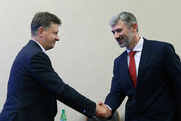 На фото: министр транспорта РФ Максим Соколов и первый заместитель министра транспорта РФ Евгений Дитрих (слева направо) во время президентского совета по правам человека по проблеме дальнобойщиков, которая складывается в связи с введением системы "Платон", 2015 год
