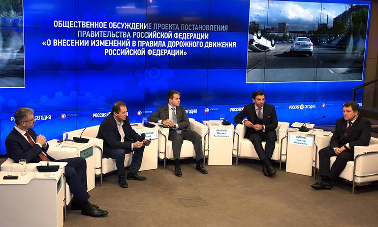 На фото: первый заместитель министра транспорта РФ Евгений Дитрих, заместитель главного редактора журнала "За рулем" Игорь Моржаретто, министр связи и массовых коммуникаций РФ Николай Никифоров, министр по связям с открытым правительством РФ Михаил Абызов и начальник главного управления по обеспечению безопасности дорожного движения МВД РФ Виктор Нилов (слева направо) во время общественного обсуждения проекта постановления правительства РФ "О внесении изменений в Правила дорожного движения Российской Федерации", 2016 год