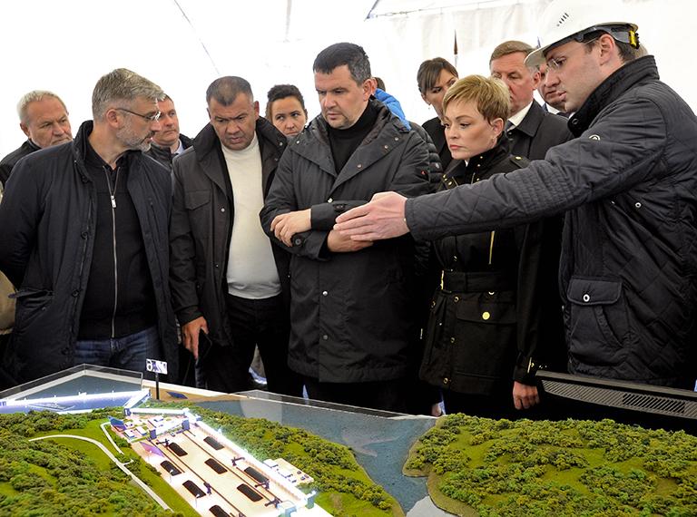 На фото: министр транспорта РФ Евгений Дитрих, председатель совета директоров ЗАО "Трансмашхолдинг" и ОАО "УК "Кузбассразрезуголь" Андрей Бокарев, вице-премьер РФ Максим Акимов и губернатор Мурманской области Марина Ковтун (слева направо на первом плане) на строительной площадке комплекса перегрузки угля "Лавна", 2018 год