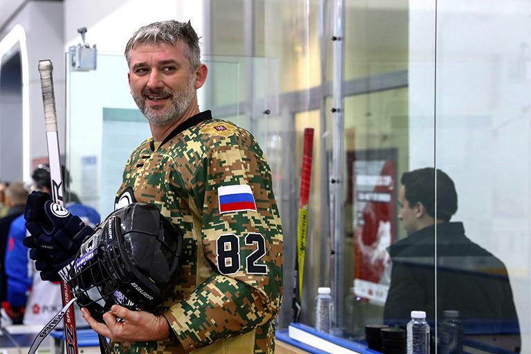 На фото: министр транспорта РФ Евгений Дитрих во время Roscongress cup. гала-матча по хоккею в рамках форума "Здоровое общество. На пути к цели 80+" на Российском инвестиционном форуме в Главном медиацентре Олимпийского парка в Сочи, 2019 год