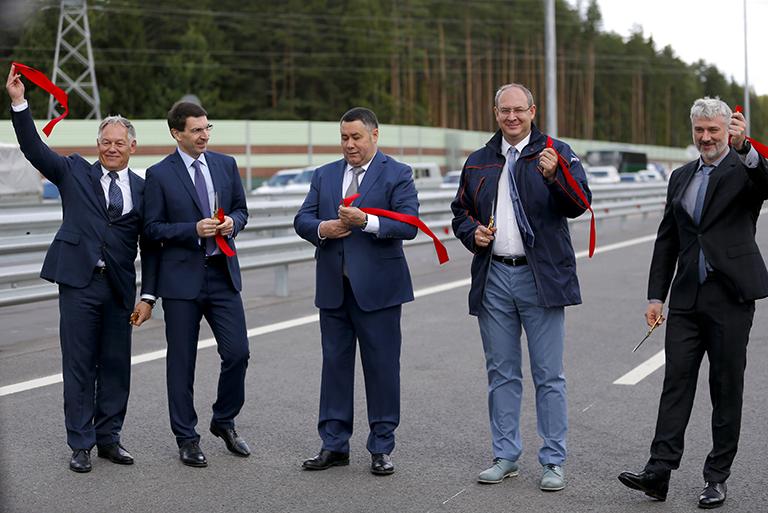 На фото: председатель правления ГК "Российские автомобильные дороги" Вячеслав Петушенко, полномочный представитель президента РФ в Центральном федеральном округе Игорь Щеголев, губернатор Тверской области Игорь Руденя (слева направо) и министр транспорта РФ Евгений Дитрих (справа) во время церемонии открытия второго участка платной трассы М-11 Москва - Санкт-Петербург от 97-го до 149-го км между Клином и Тверью. Общая протяженность автомагистрали М-11 составляет 669 км, 2019 год