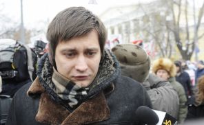 На фото: политик Дмитрий Гудков перед началом шествия оппозиции "Марш против подлецов" на Страстном бульваре