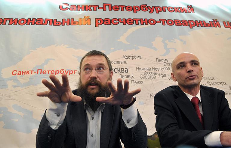 На фото: генеральный директор антикризисного расчетно-товарного центра Герман Стерлигов и генеральный директор Санкт-Петербургского регионального АРТЦ Игорь Алексеев (слева направо) во время пресс-конференции, 2009 год