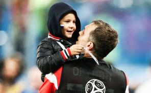 На фото: игрок сборной России Артем Дзюба с сыном 