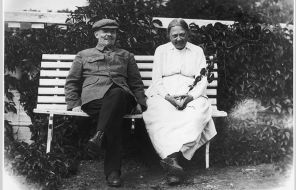 На фото: Владимир Ленин и его жена Надежда Крупская, 1922