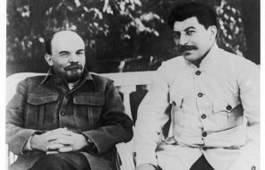 На фото: Владимир Ленин и И. Сталин