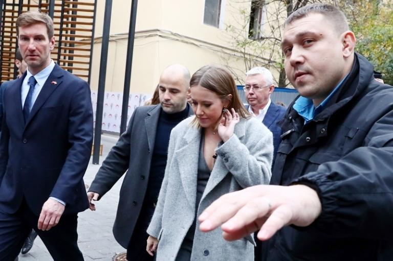 На фото: телеведущая Ксения Собчак (в центре на первом плане) и журналист Антон Красовский (слева), 2017 год
