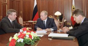 На фото: (слева направо) Геннадий Селезнев, Владимир Путин и Дмитрий Козак
