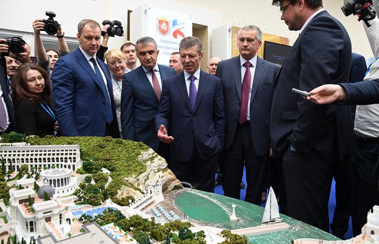 На фото: Сергей Аксенов с заместителем председателя Правительства Дмитрием Николаевичем Козаком посетили выставку в рамках IV международного Ялтинского экономического форума 